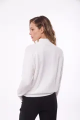 Sweater de punto color verde azulado, con cuello alto y mangas largas.