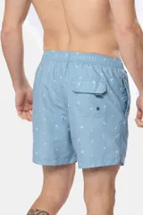 Short de baño azul con estampado de veleros blancos, cintura elástica con cordón ajustable, dos bolsillos laterales y suspensor de malla fina.