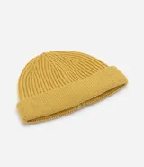 Gorro tipo fisherman de tejido acrílico con textura acanalada, diseño corto y etiqueta pequeña con logo en el frente.