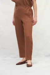 Mono color mostaza de lino, con breteles anchos en color blanco y corte holgado.