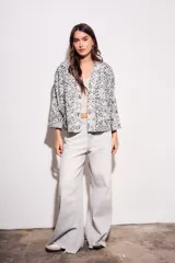 Kimono de algodón con estampado abstracto en tonos beige, azul y gris.