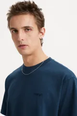 Remera Levi's de hombre color azul naval, de manga corta, cuello redondo y corte holgado. Presenta el logo de Levi's bordado en el pecho.