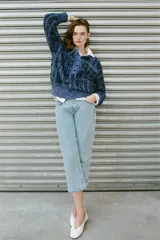 Jeans capri de tiro medio y corte recto de la colección Zara Woman Collection, en color celeste lavado, con diseño de cinco bolsillos y cierre frontal con cremallera y botón metálico.