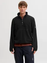 Campera de polar negra con cuello alto y cierre frontal parcial. Presenta el logo de la marca bordado en el pecho y puños con abertura para el pulgar.