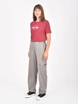 Pantalón cargo color gris, de corte recto y tiro alto, con bolsillos laterales y bolsillos cargo con solapa y botón.