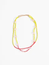 Collar doble de mostacillas, uno amarillo con cuentas rosadas y otro rojo con cuentas rosadas.