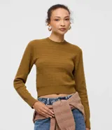 Suéter de punto texturizado color marrón, con cuello redondo, manga larga y puños y bajo acanalados.