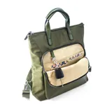 Mochila convertible en cartera de mano, confeccionada en una combinación de nylon y cuero sintético. Presenta un compartimento principal con cierre superior, un bolsillo frontal amplio con cierre y herrajes metálicos. Incluye correas desmontables y ajustables.