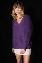 Sweater violeta de algodón tejido con escote en V y teñido batik.