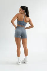 Short deportivo de tiro alto color gris con textura.