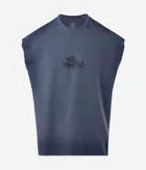 Musculosa boxy azul de algodón liviano, con cuello redondo, recortes raglán, sisas sin dobladillo y estampa frontal con lettering de Bad Manners.
