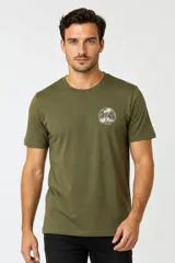 Remera de manga corta y cuello redondo, color blanco, de corte holgado, con estampa pequeña de un velero en el pecho.