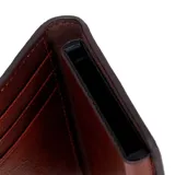 Billetera de cuero color marrón, con cierre de solapa y botón a presión, y el logo de la marca grabado en la parte frontal.