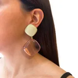 Aros colgantes con dos cuadrados de resina, uno pequeño color rosa chicle y otro grande translucido color fucsia.