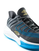 Championes deportivos Umbro para hombre, color gris con detalles en azul y suela blanca y azul.