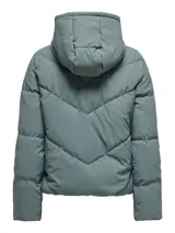 Campera acolchada de corte puffer con capucha, cierre frontal de cremallera y mangas largas con hombros caídos. Presenta un diseño repelente al agua con puños internos elásticos para mayor protección contra el viento.