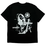 Remera negra de algodón con estampa frontal de una figura femenina con texto.