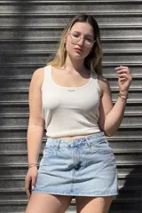 Short pollera de jean rígido color celeste claro, de tiro alto y diseño ajustado con efecto lavado.