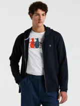 Buzo azul marino con capucha, cierre completo y bolsillos frontales. Confeccionado en tejido de felpa suave y cálido, con logo de pingüino bordado en el pecho.