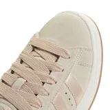 Championes Adidas modelo Campus 00S, color beige claro con detalles en rosa pálido metalizado en las tres franjas y el talón. Presentan una suela de goma gruesa de color blanco y la palabra "CAMPUS" grabada en el lateral.