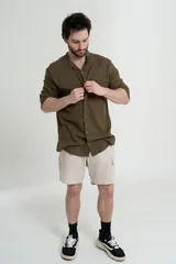 Camisa celeste de manga larga con cuello mao.