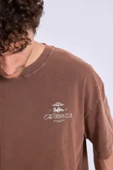 Remera de algodón color marrón con efecto lavado, corte oversize y estampa pequeña en el pecho.