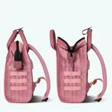 Mochila Cabaia Adventurer Brisbane color rosa con diseño acolchado vertical. Tiene sistema MOLLE, compartimento acolchado para tablet o PC, correa para sujetar a la maleta y tirantes acolchados antitranspirantes.