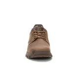 Zapato de estilo urbano Caterpillar, confeccionado en cuero color marrón, con cordones al tono, cuello acolchado y suela de goma dentada para mayor tracción.