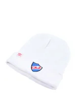 Gorro tipo beanie de lana color blanco con vuelta, presenta el escudo del Club Nacional de Football bordado en el frente y una etiqueta pequeña con el logo de Umbro en el borde.