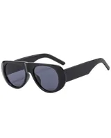 Lentes de sol negros con forma ovalada y protección UV400.