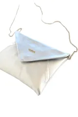 Cartera tipo sobre color plateado con acabado metalizado, solapa frontal en punta y diseño estructurado ideal para fiestas y eventos formales.