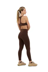 Calza larga marrón de compresión media, con cintura alta de doble tela y corte en la parte posterior.