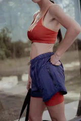 Short deportivo verde militar con cintura elástica y calza interna verde oscuro.