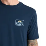Remera azul marino de manga corta, con cuello redondo y pequeño estampado gráfico en el pecho de la marca Roark.