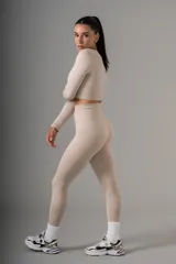 Calza deportiva gris jaspeado de tiro alto y tela gruesa.