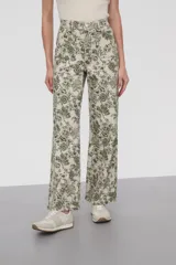 Pantalón recto con estampado floral en tonos verde y beige.