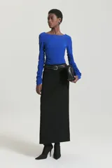 Top de manga larga color gris topo, ajustado al cuerpo, con escote barco y frunces laterales y en las mangas.