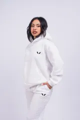 Buzo color piel con capucha y corte holgado.