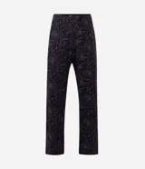Pijama largo de hombre confeccionado en algodón, compuesto por una remera negra de manga larga con cuello redondo y estampa localizada de Spider-Man en el pecho, y un pantalón con estampado integral de telarañas y cintura elástica.