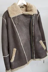 Gamulán negro oversize de cuero genuino con interior de piel sintética.