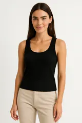 Musculosa de tejido acanalado, con cuello redondo y ajuste al cuerpo.