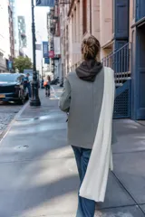 Bufanda de punto lisa en color negro, confeccionada en una mezcla de tejidos con un 5% de lana.