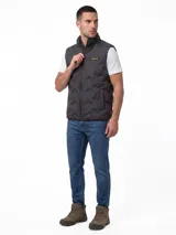 Chaleco puffer negro Caterpillar, con cuello alto, cierre frontal y bolsillos laterales tipo welt. Cuenta con parche de silicona con el logo de la marca en el pecho.
