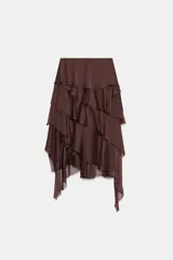 Falda midi de tiro alto, color marrón oscuro, con múltiples capas de volantes y bajo asimétrico.