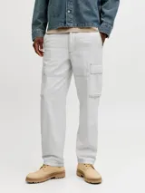 Pantalon cargo color gris claro de corte recto con bolsillos laterales y costuras visibles en contraste.