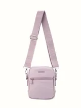 Bandolera de lona color lila, con correa ajustable grabada con el logo de la marca y cierre frontal con cremallera.