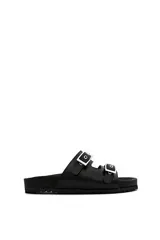 Sandalias negras de cuero con doble tira y hebillas plateadas.