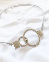 Cinturón plateado elástico con hebilla de dos círculos entrelazados.