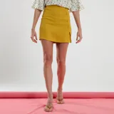 Minifalda color beige con textura tipo lino y corte evasé.