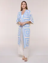 Cardigan largo de crochet en tonos celeste y crudo, con diseño de cuadrados tejidos, frente abierto y mangas amplias tipo kimono.